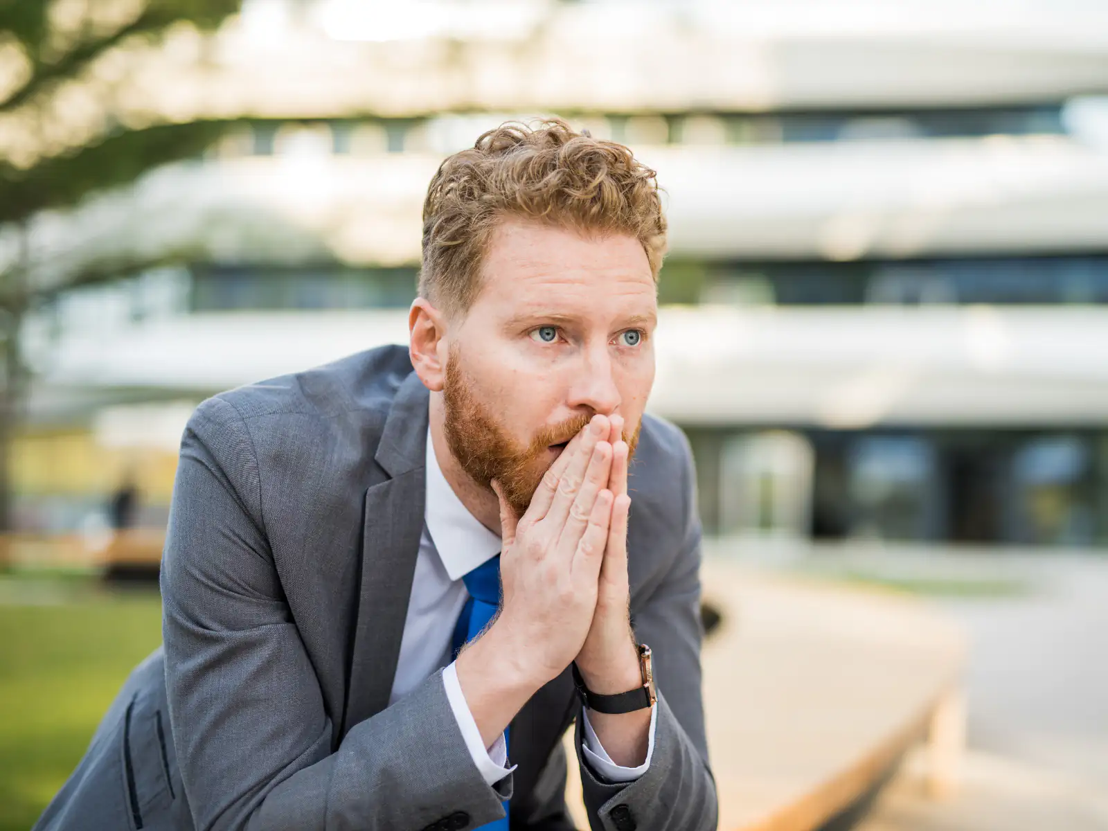 Homme d'affaires pensif et en plein effort de planification