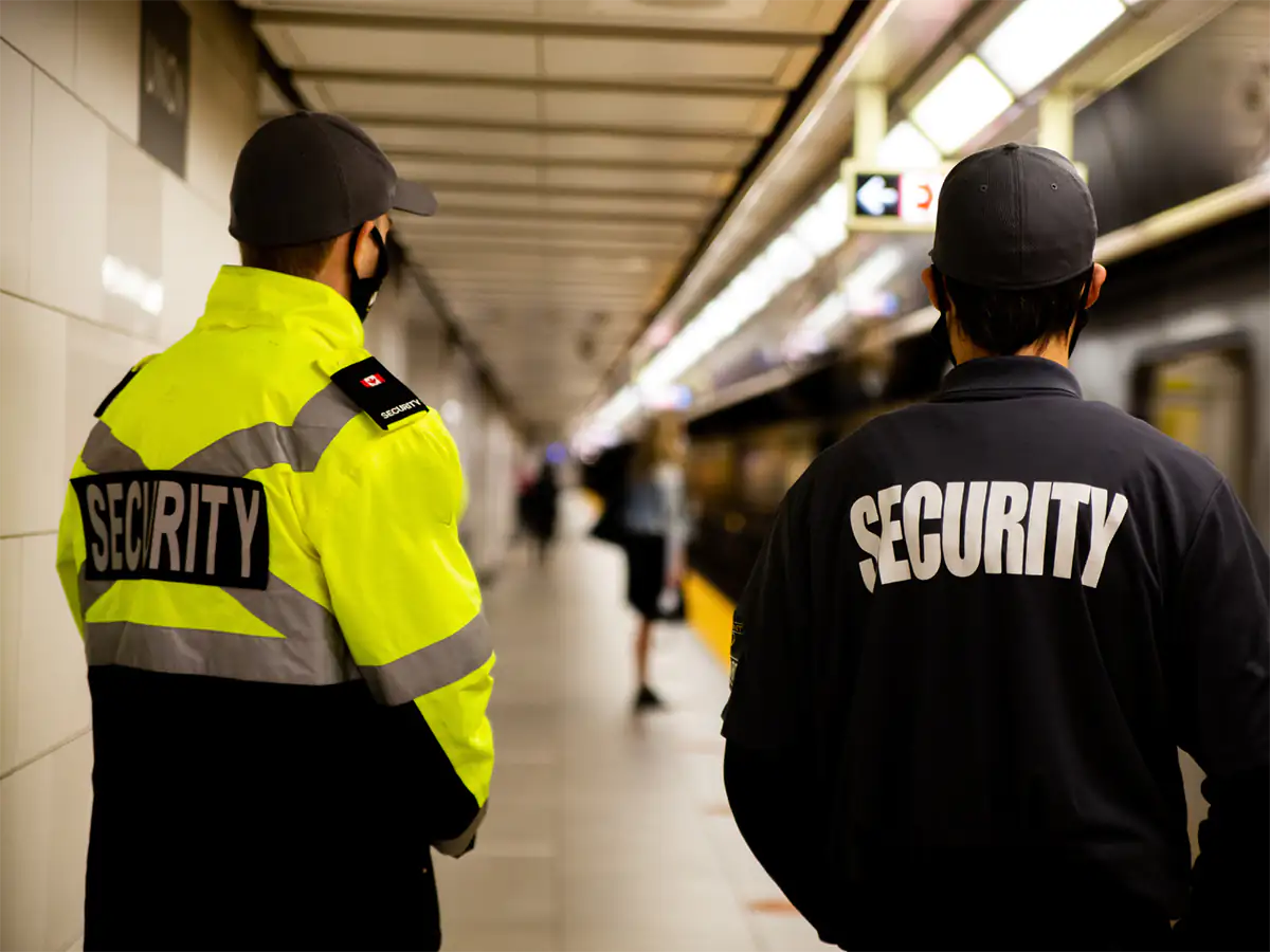 Deux agents en uniformes qui gèrent leur stress
