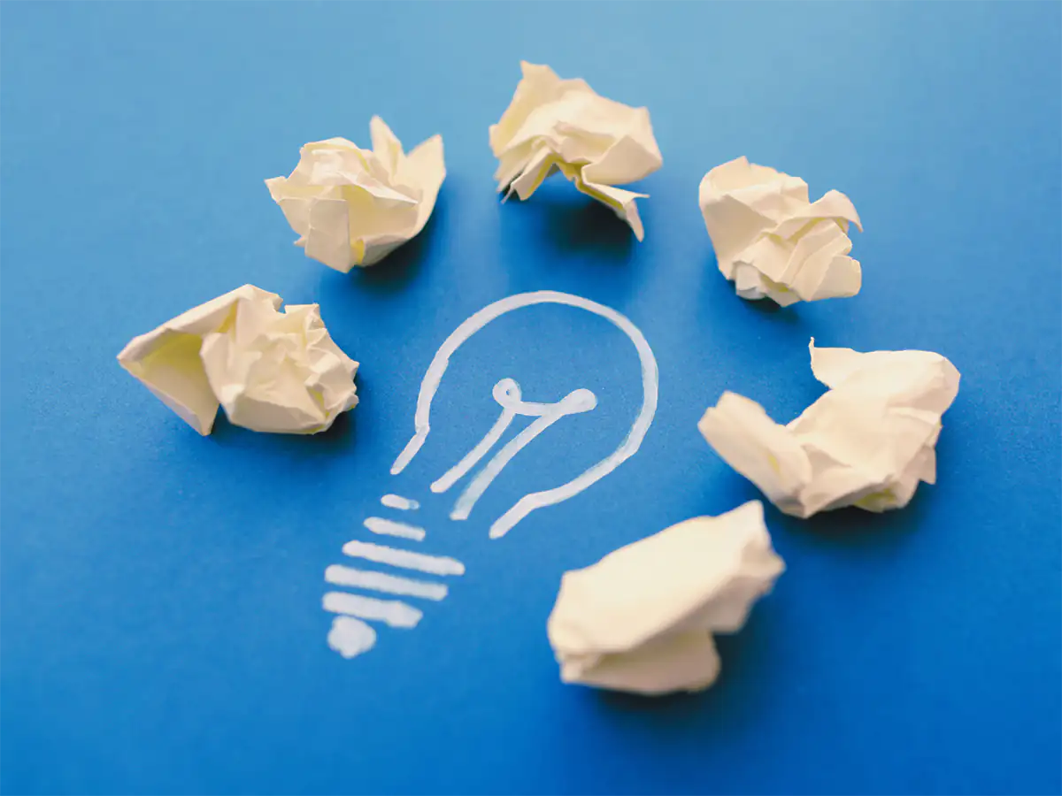 Ampoule entourée d'étoiles de papier symbolisant la bonne maîtrise