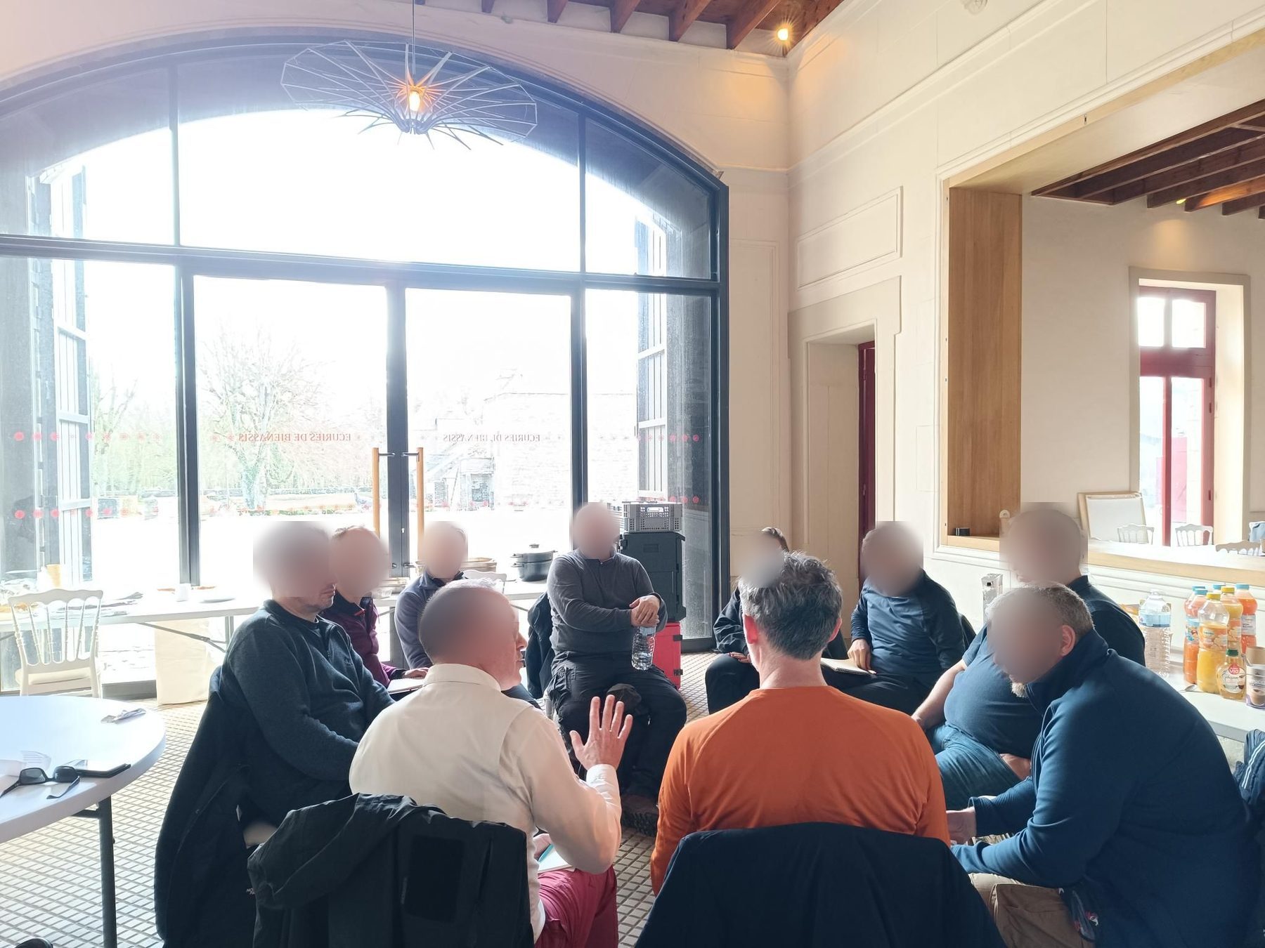 Échange en salle entre participants