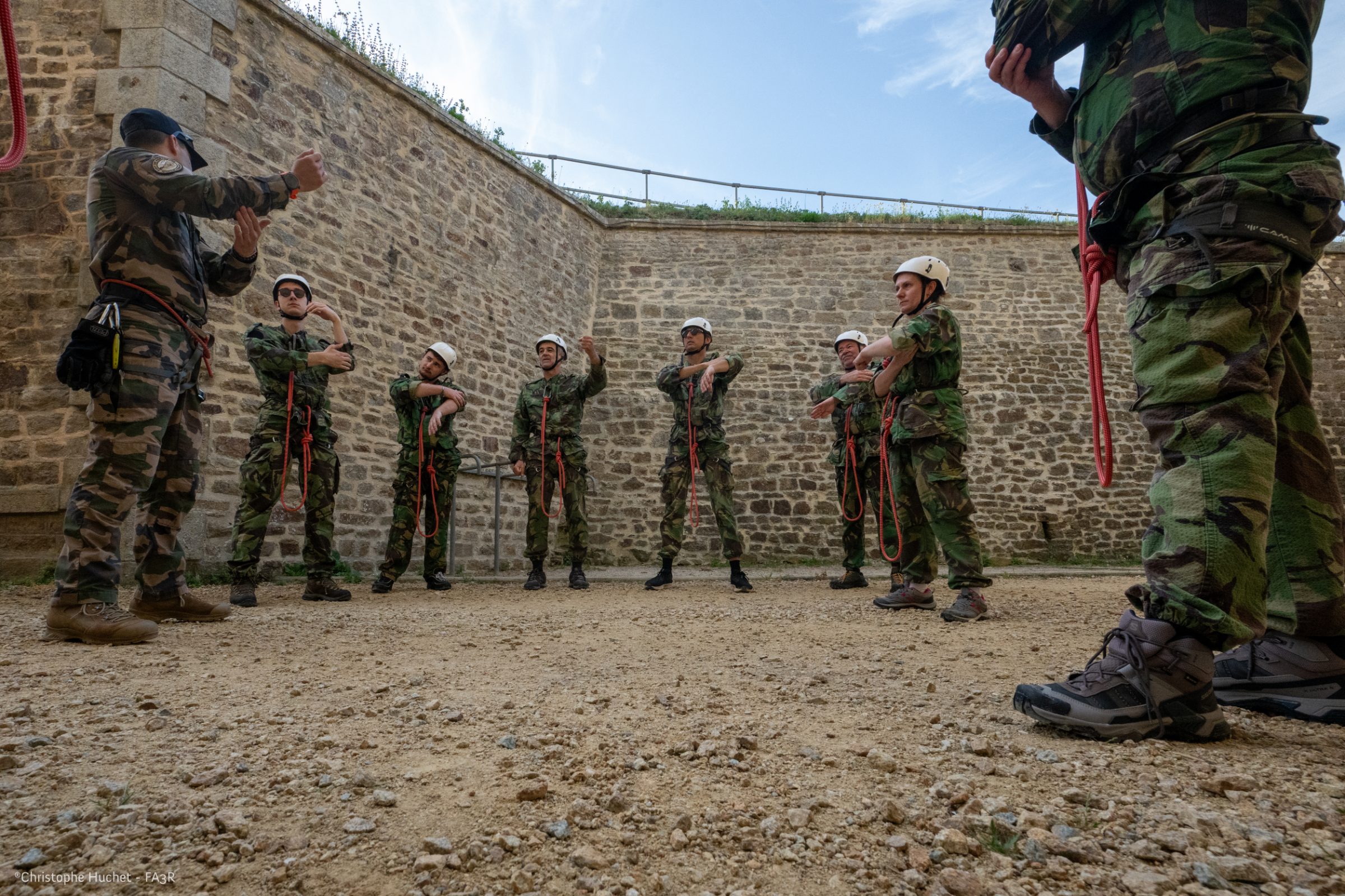Participants à l’entraînement dans un fort