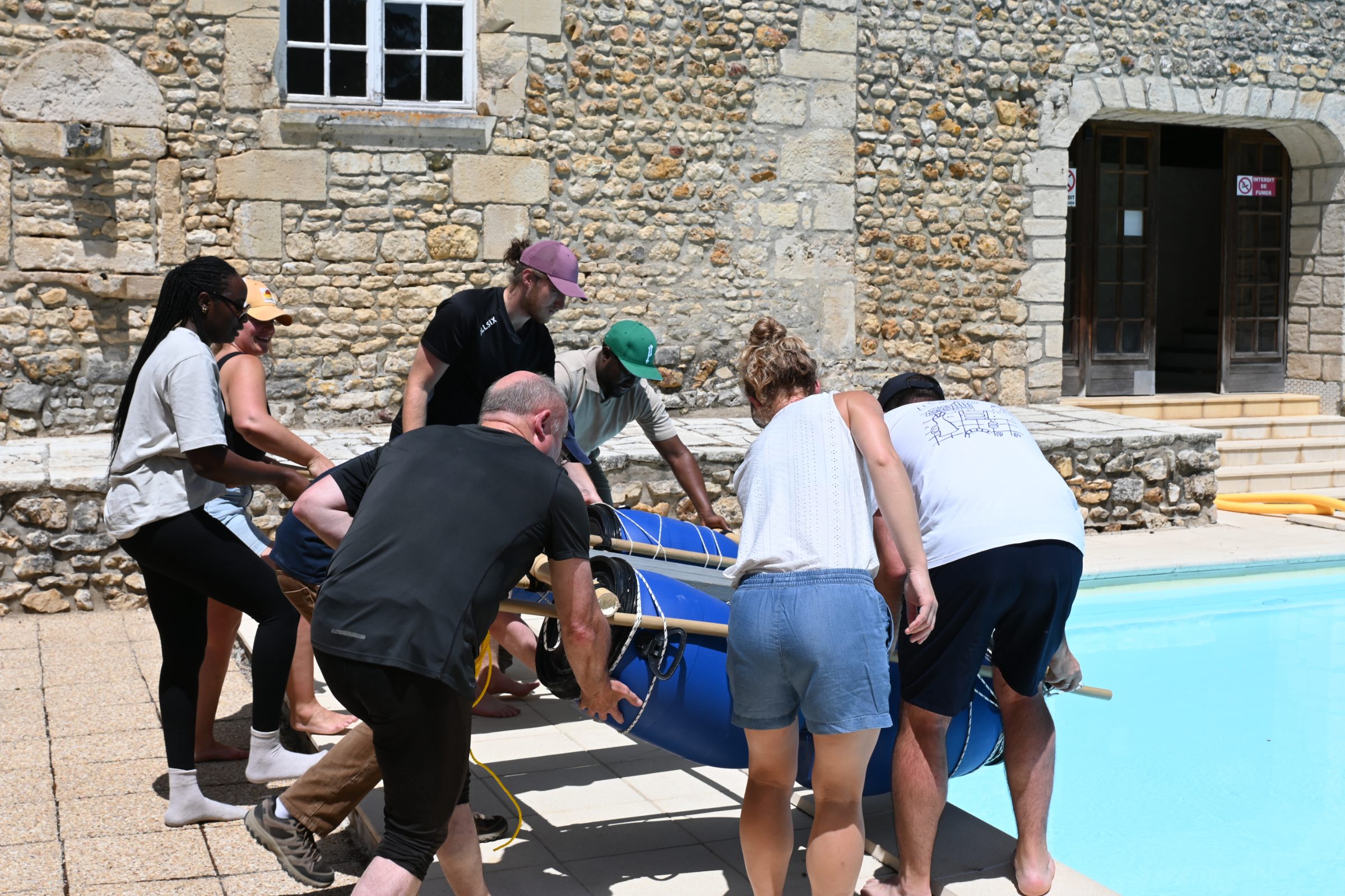 Une équipe construit un radeau avec des bidons et des planches