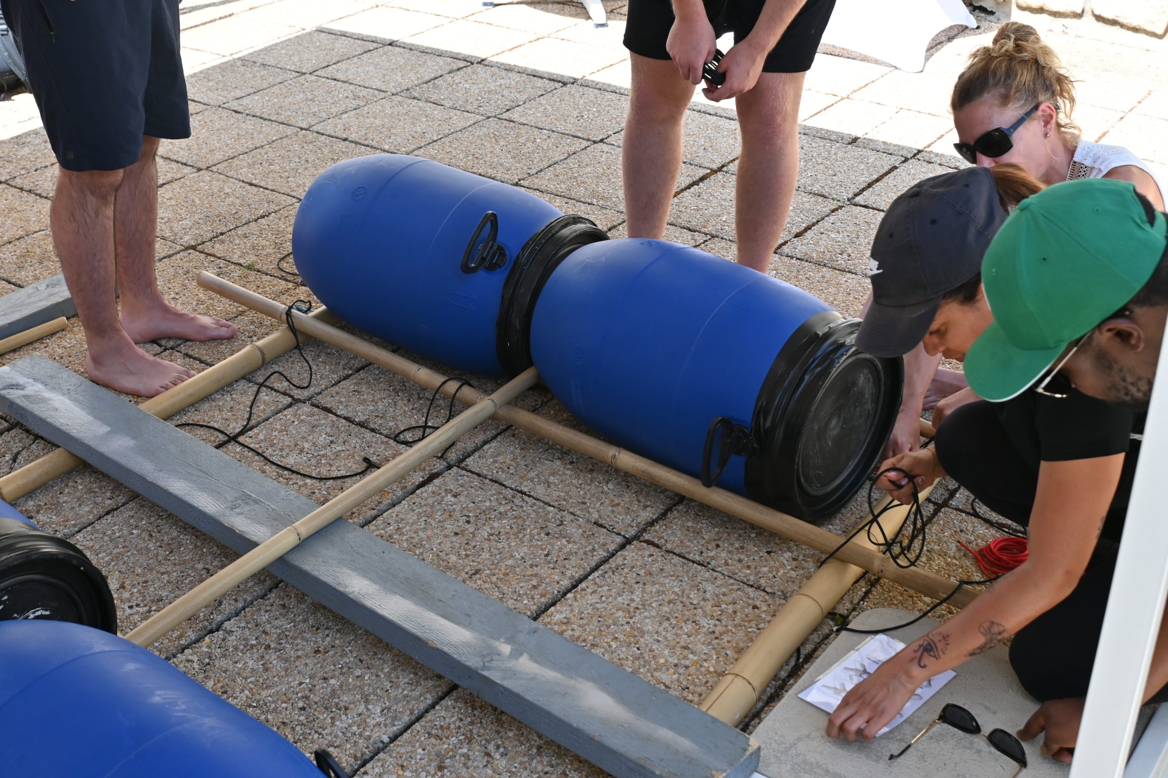 Bidons et planches assemblés pour construire un radeau